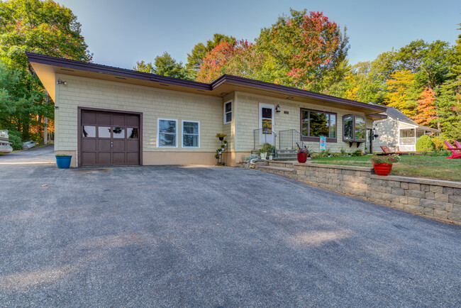 MID CENTURY HOUSE - 1522 Richville Rd House