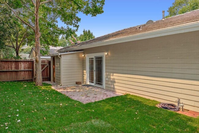 Side entrance and shed - 509 Mace Blvd Casa