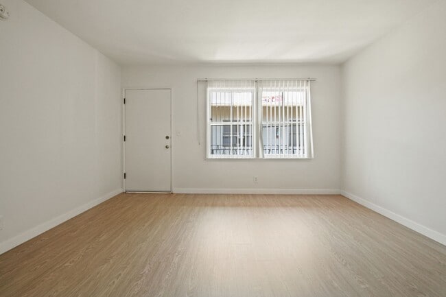 Photo - 10908 Santa Monica Blvd Unidad 08B