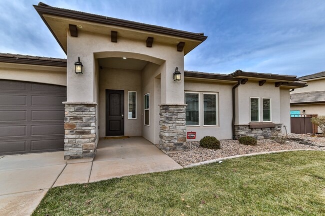 Photo - Comfort & Style: Spacious 3-Bed, PLUS LARGE OFFICE, 2-Bath Retreat in DESERT CANYON"