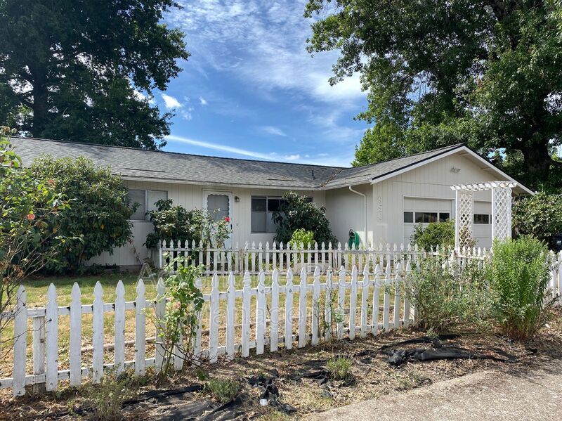 Photo - 950 SE Marion Ave