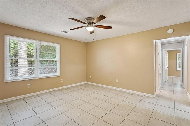 Photo - 834 Pine Tree St