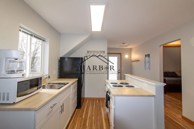 Building Photo - 111 8th Ave SE Rental