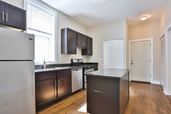 Photo - Bucktown 2bed/1bath...NEXT TO THE 606 TRAIL! In-Unit Laundry & Central Air! Unidad 1