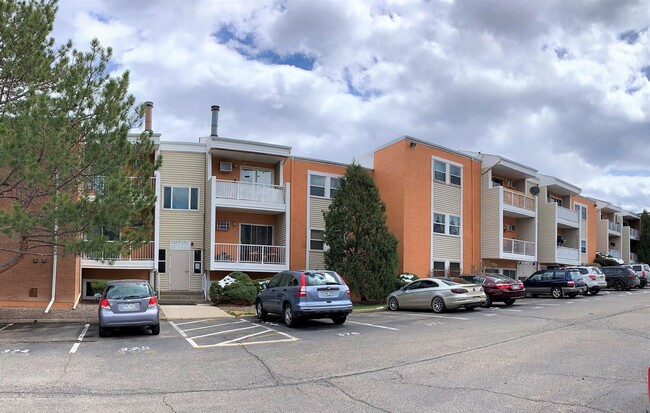 Building Photo - 1350 Golden Cir