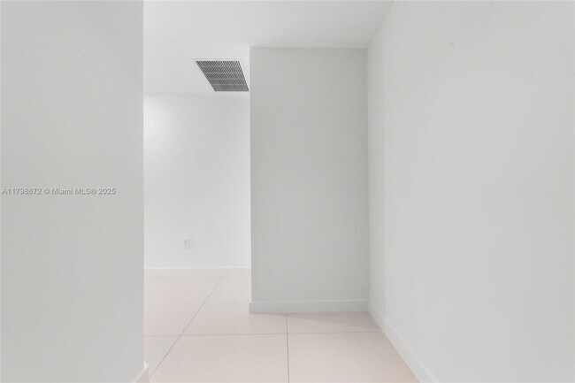 Photo - 501 NE 31st St Unidad 3896