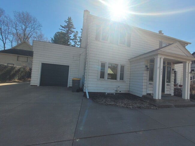 Building Photo - 225/227 Summit Ave Unit 227 Summit Ave