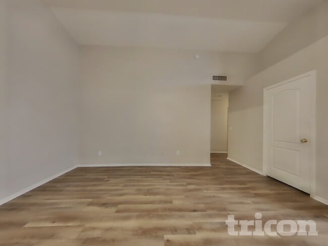 Photo - 3021 S Woodruff