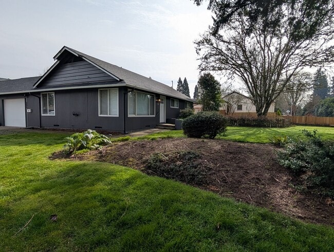 Photo - updated 4bed/2bath duplex near Oakway Rd