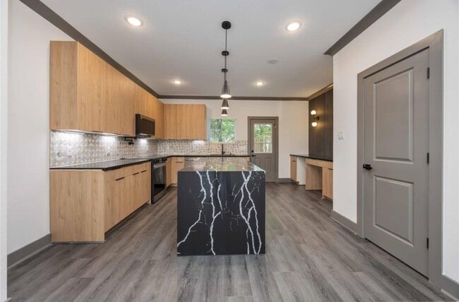 Photo - 8018 Attwater St