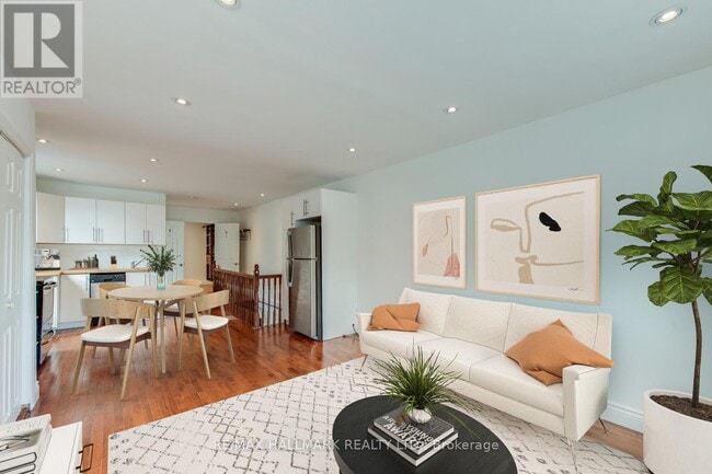 Photo - 2066 Gerrard St E