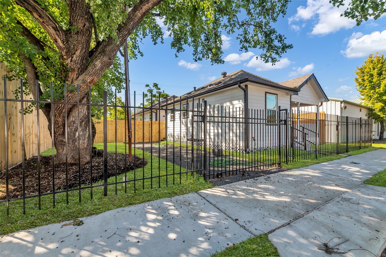 Photo - 3440 Bremond St