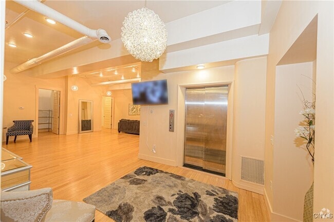 Building Photo - 435 S Warren St Rental