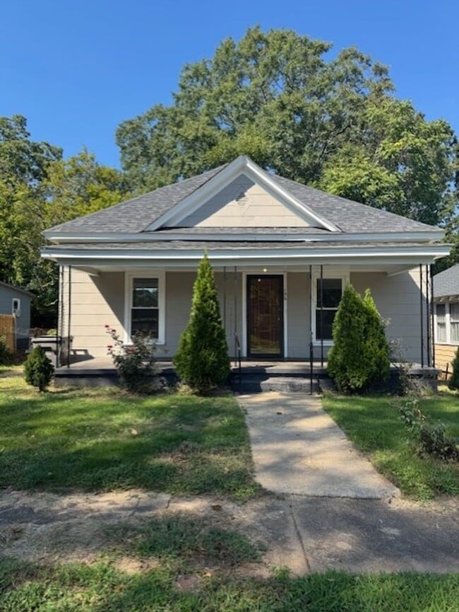 Building Photo - Renovated 3 bedroom 2 Bath Home with Driveway