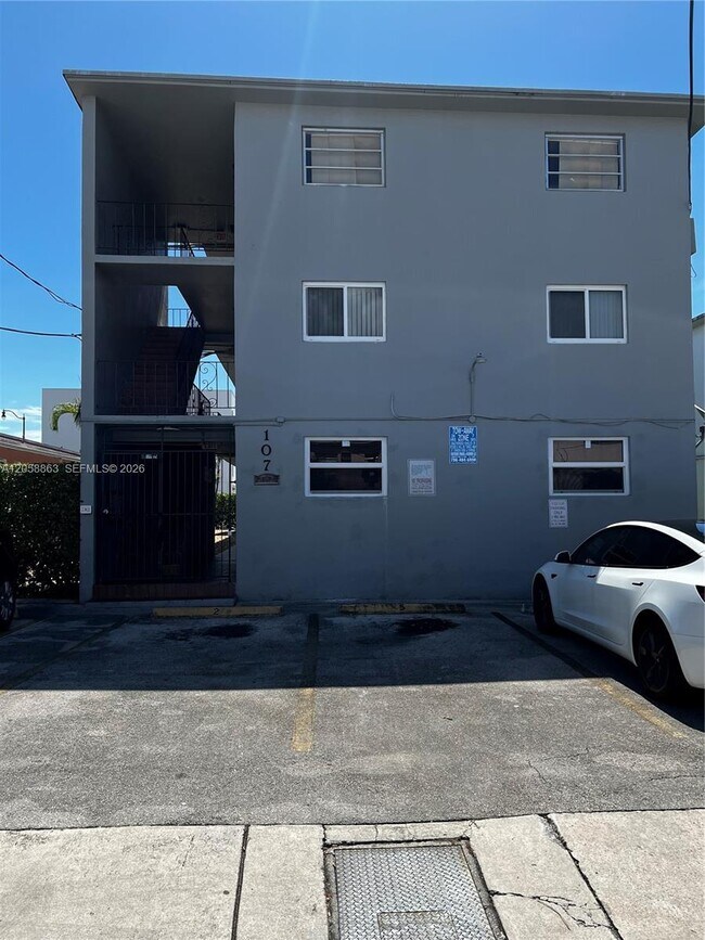 Building Photo - 107 SW 18th Ct Unit 12