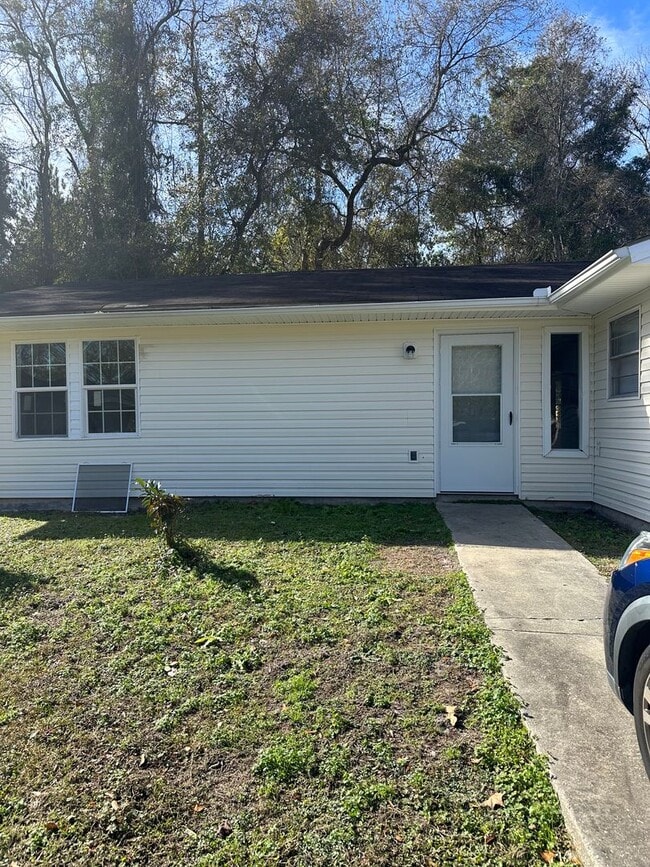 Building Photo - Newly updated pet friendly 3 bedroom duplex.