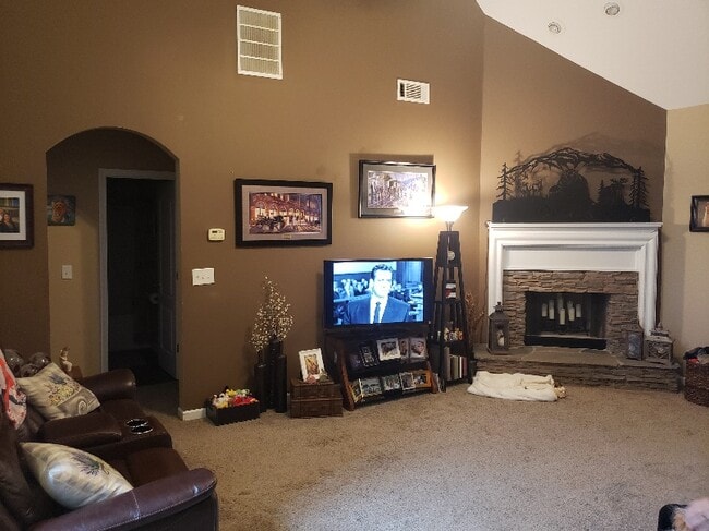 Spacious Living Room - 961 Wisteria View Ct
