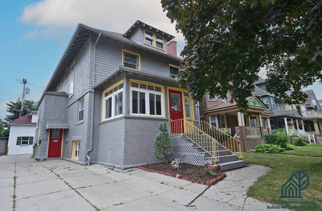 Building Photo - Furnished 4-Bedroom, 2-Bath Apartment near Elmwood Village Unit 1