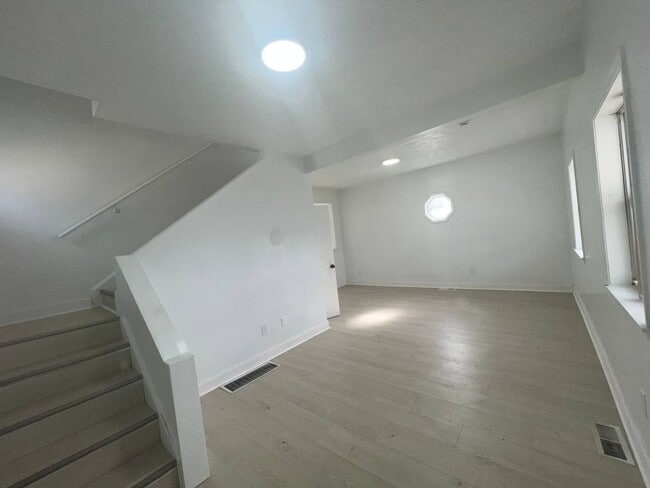 Photo - 121 Monroe St