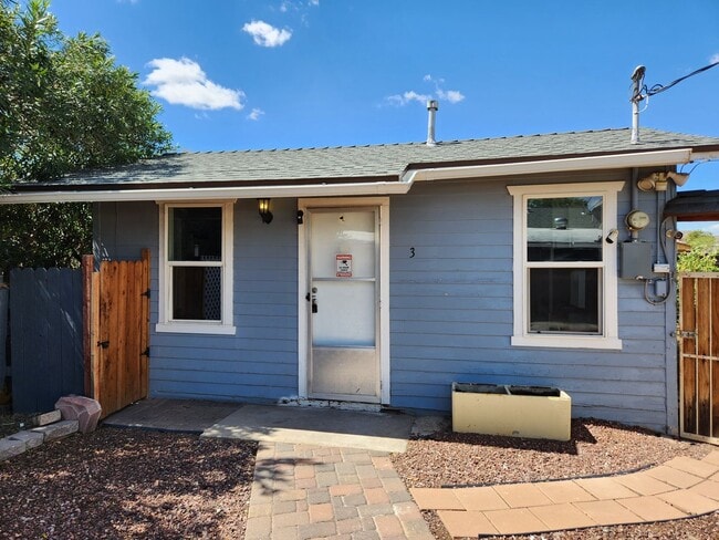 Building Photo - Standalone Studio with Private yard! Rental