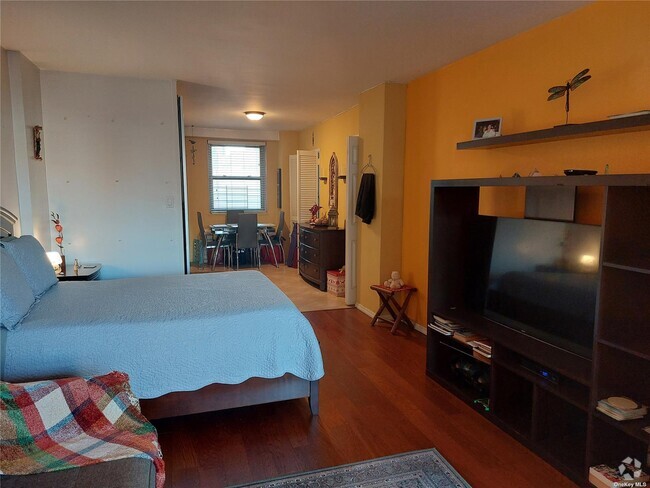 Building Photo - 61-15 97th St Unit 7G Rental