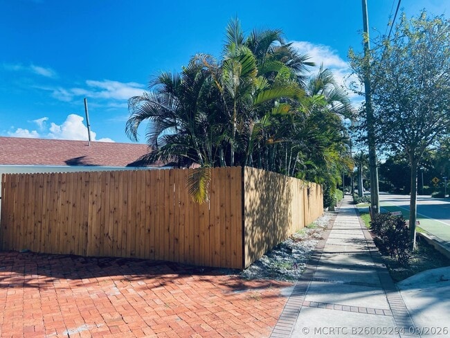 Photo - 615 NE 2nd Ave