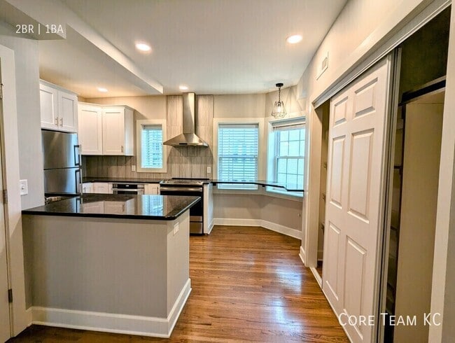 Building Photo - 920 Ward Pkwy Unit 3