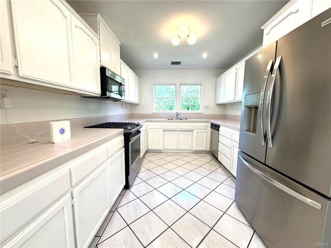 Building Photo - 369 S Roosevelt Ave Rental