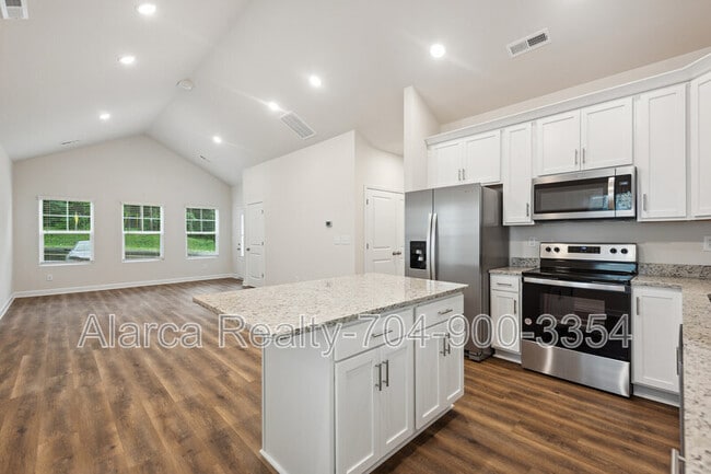 327 W Iredell Ave