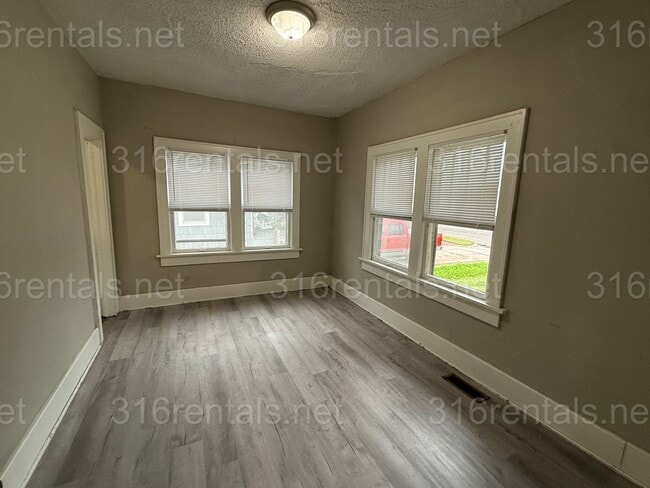 Photo - $799- 2 bedroom / 1 bathroom - Single Fami...