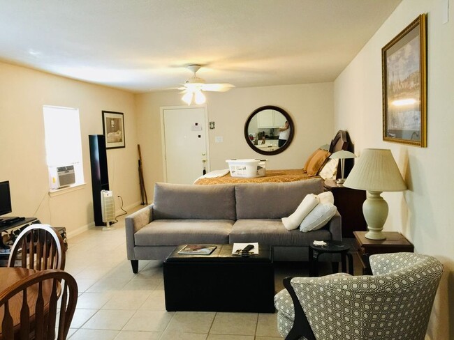 Building Photo - 802 E 28th St Unit B