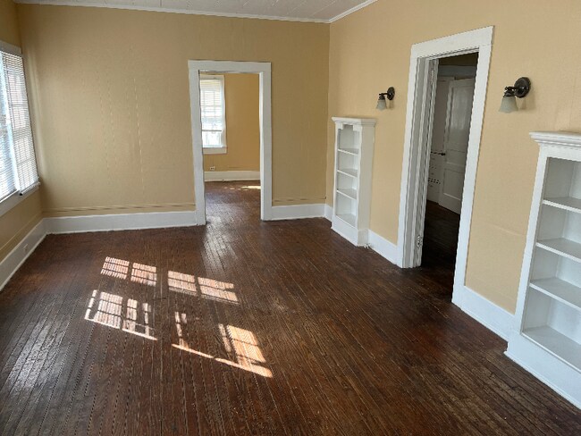 Photo - 210 Hacker St