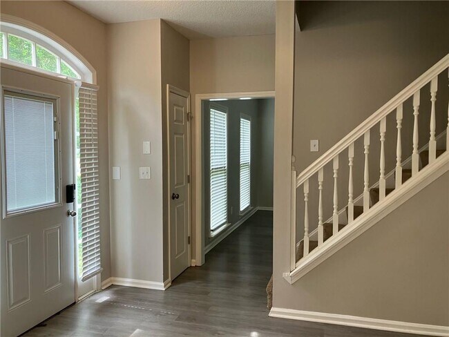 Photo - 1717 Victoria Way NW