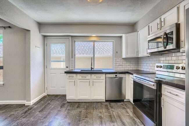 Building Photo - Comfortable Single-Family Townhouse in Quiet Community