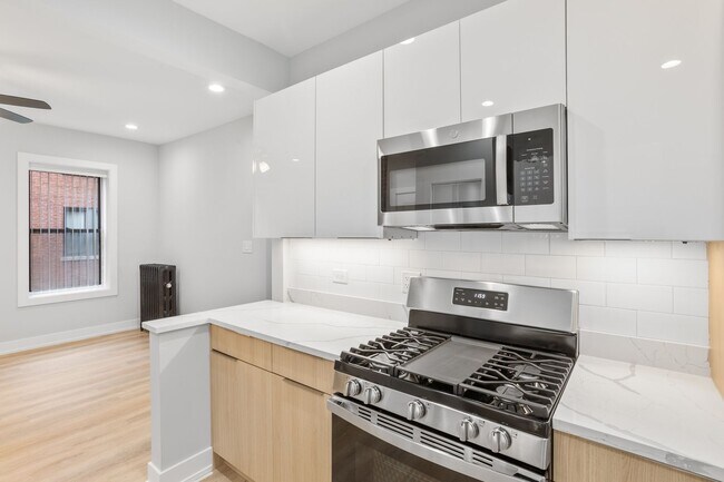 Photo - 7411 N Clark St