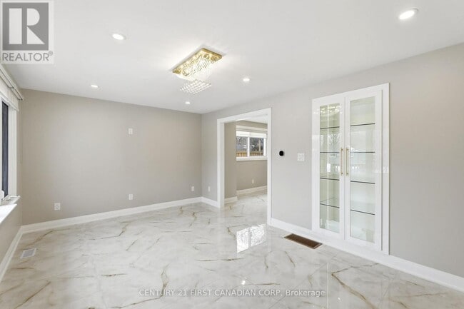 Photo - 174 Manitoulin Dr