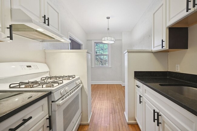 Photo - Beautiful, Lighted Filled Studio in Kalorama Heights!