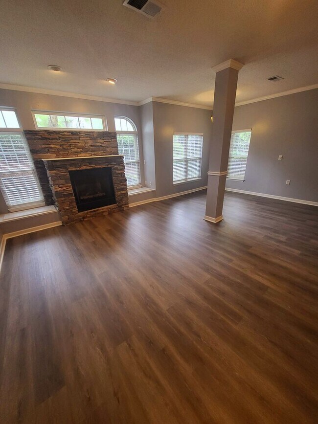 Photo - Ground level in Greystone Pointe