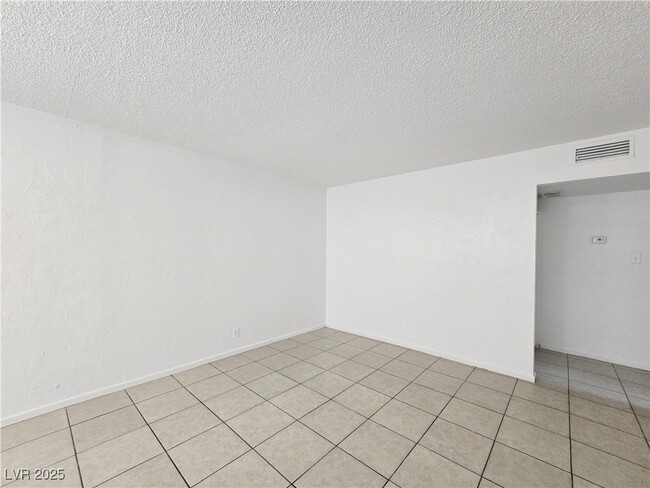 Building Photo - 1904 Rexford Dr Unit 1