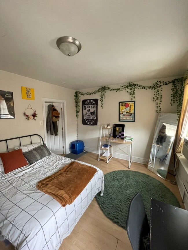 Building Photo - 2209 S 15th St Unit 3rd floor