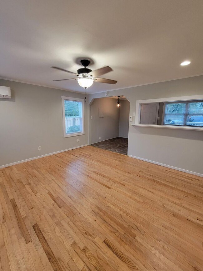 SUNSET PARK Renovated Cottage Style home... House Rental in