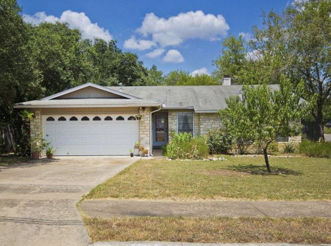 3 bedroom Home - Large fenced yard - Shade... - 3 bedroom Home - Large fenced yard - Shade...