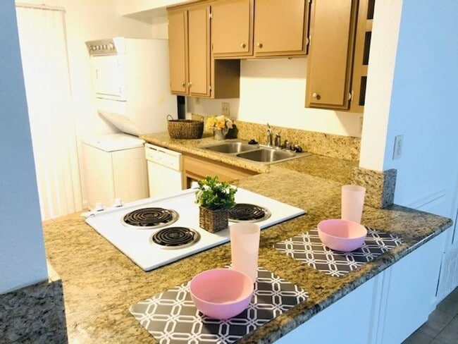 Photo - 735 W 5th St Unit 3