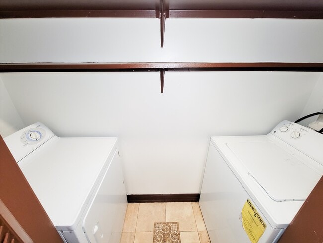 Building Photo - 3525 Sage Rd Unit 515