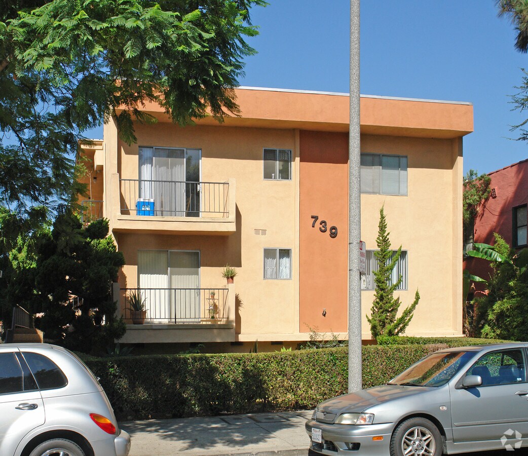 Photo - 739 N Hayworth Ave