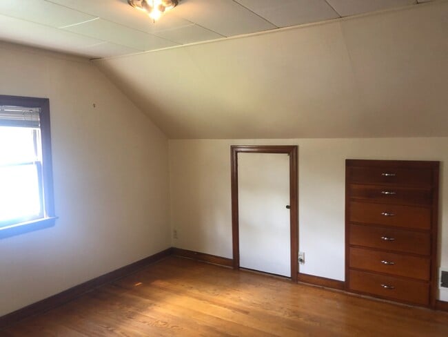 Building Photo - 1020 Unit upstairs