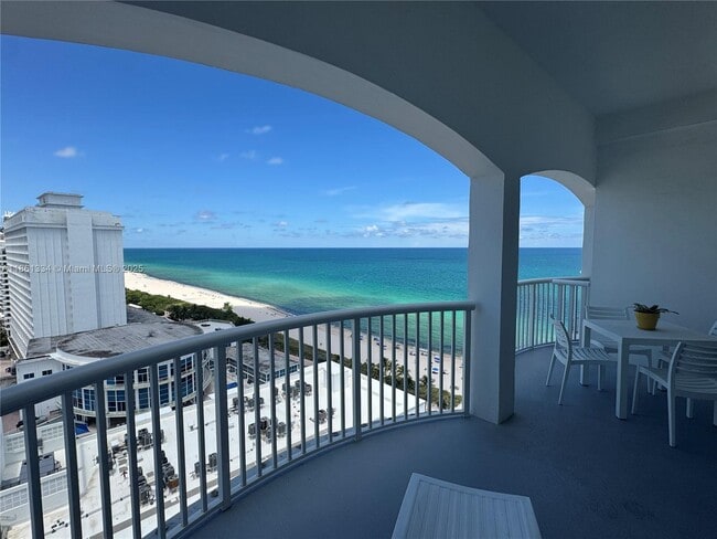 Building Photo - 5401 Collins Ave Unit 1509 Rental