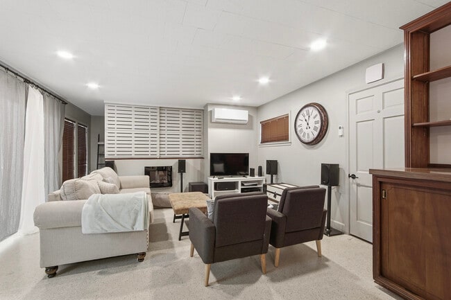 Photo - 215 Live Oak Ave E