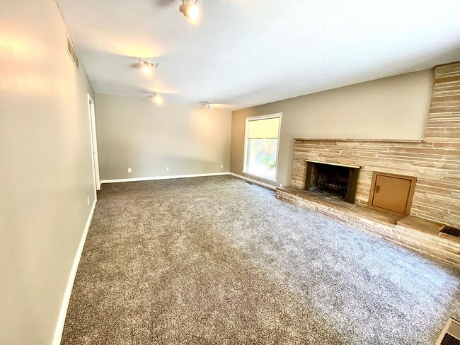 Photo - 4 Bedroom 2.5 bath on Central Rim minutes from downtown