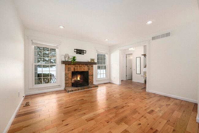 Photo - 42198 Roscommon St